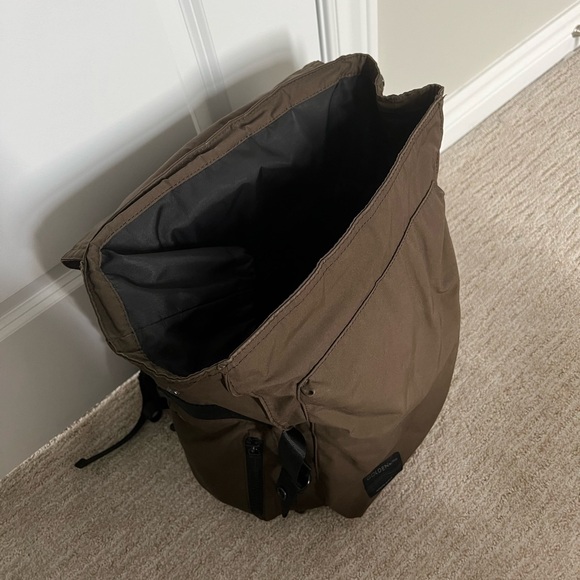 Artizia Golden by TNA altitude backpack - Shaw bag in olive army green - Picture 9 of 13